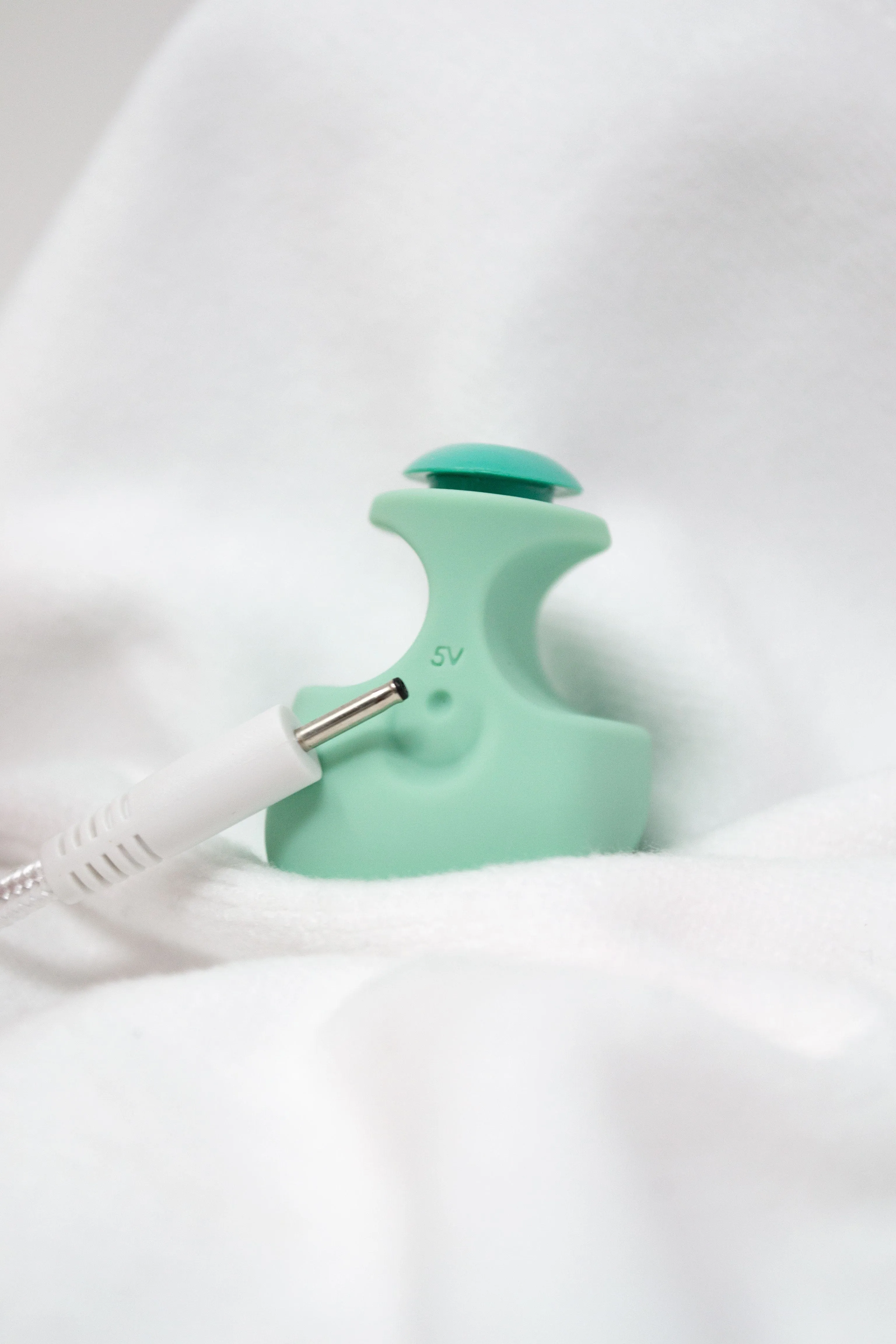 Dame Fin Jade Finger Vibrator