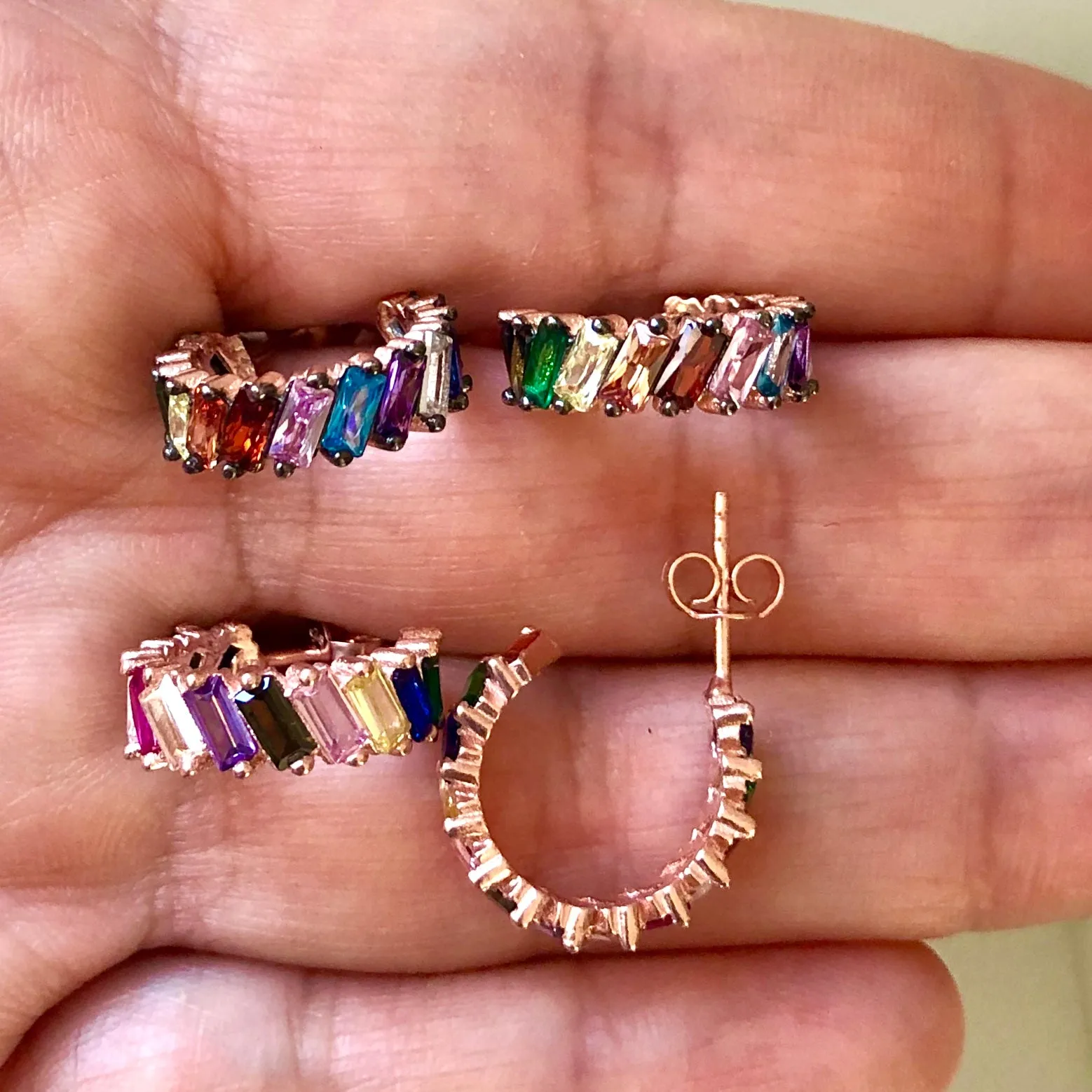 Earring with diagonal cut rainbow colored stones