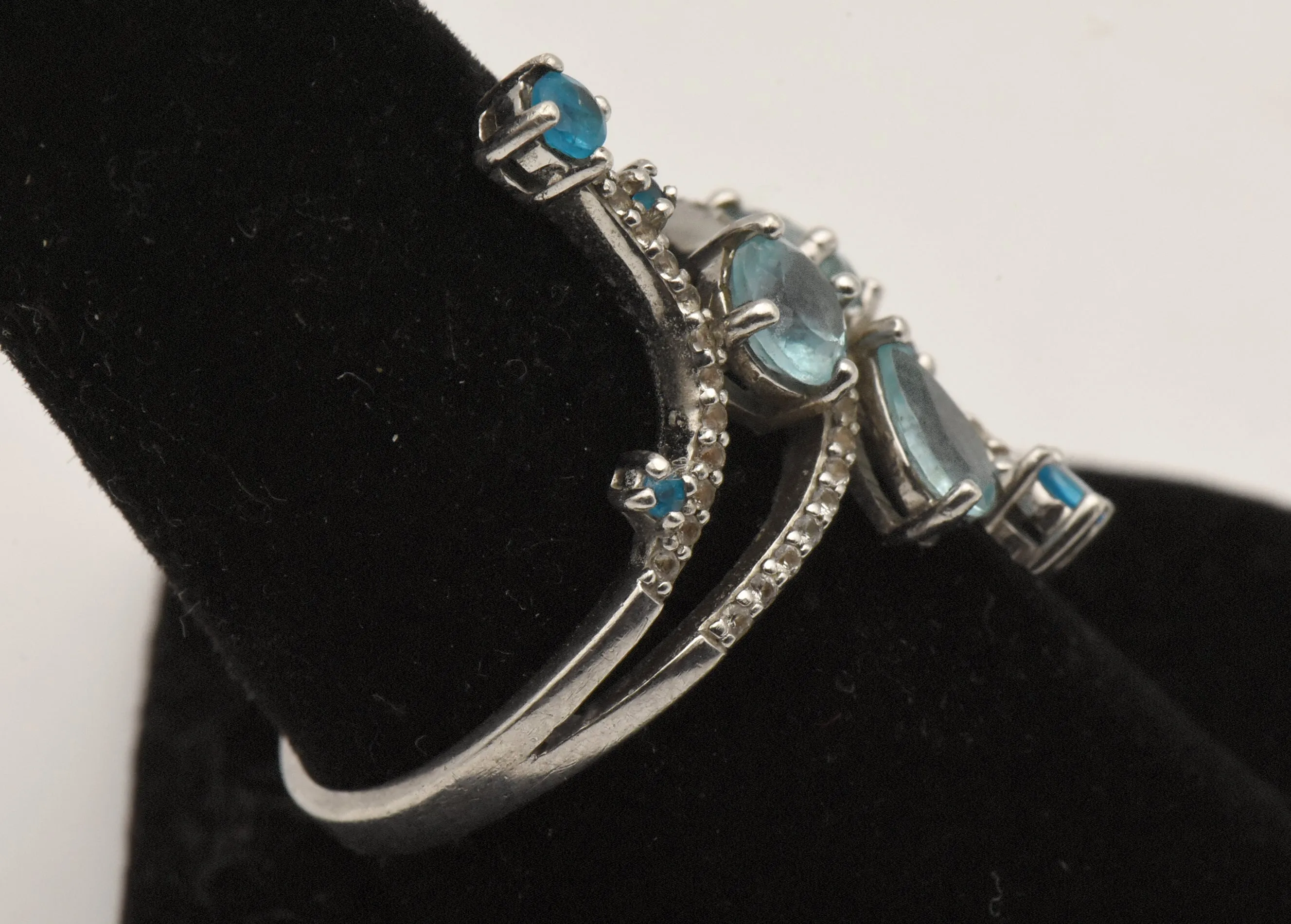 Vintage Sterling Silver Finger Ring with Blue Gemstones - Size 8.75