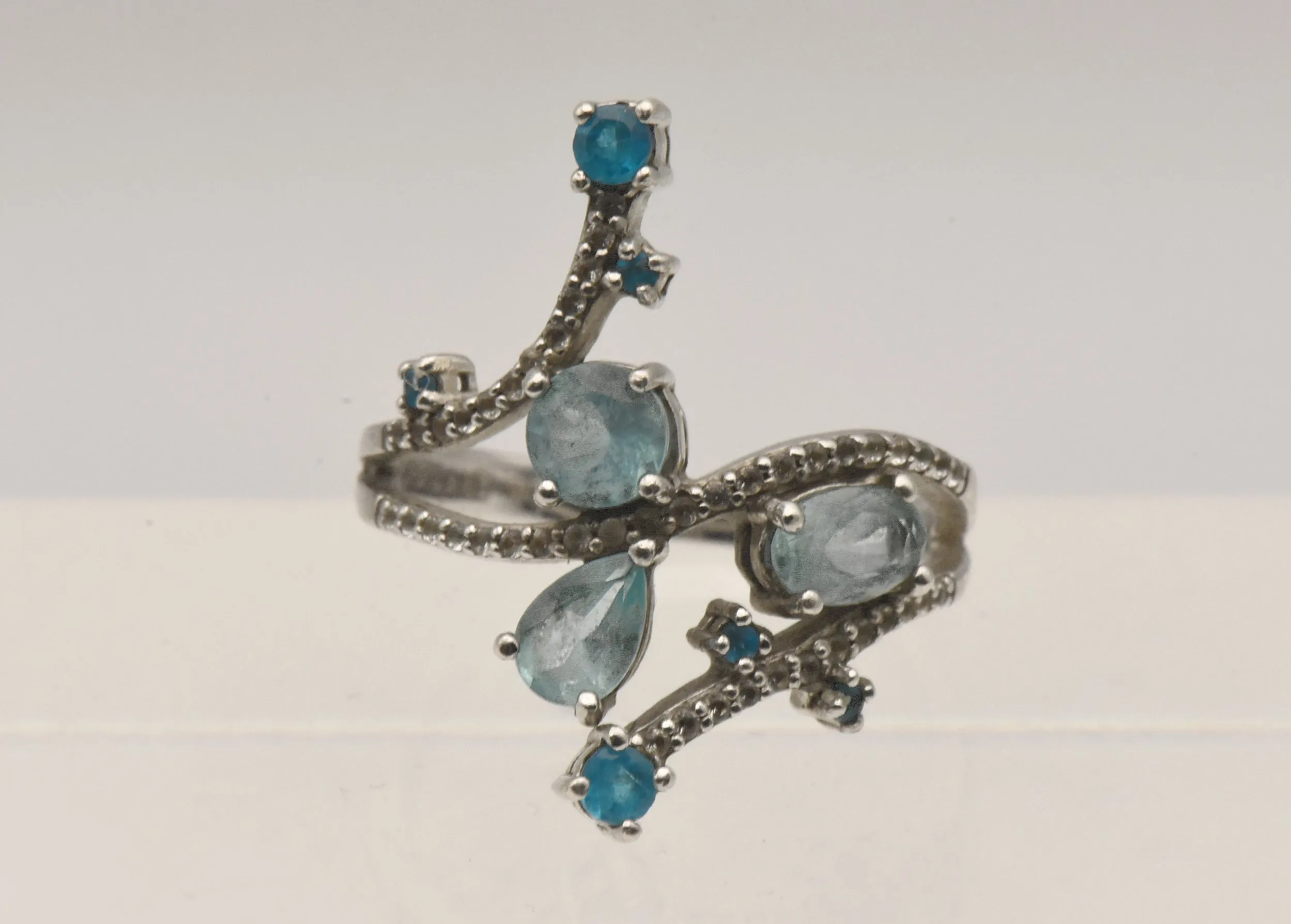 Vintage Sterling Silver Finger Ring with Blue Gemstones - Size 8.75