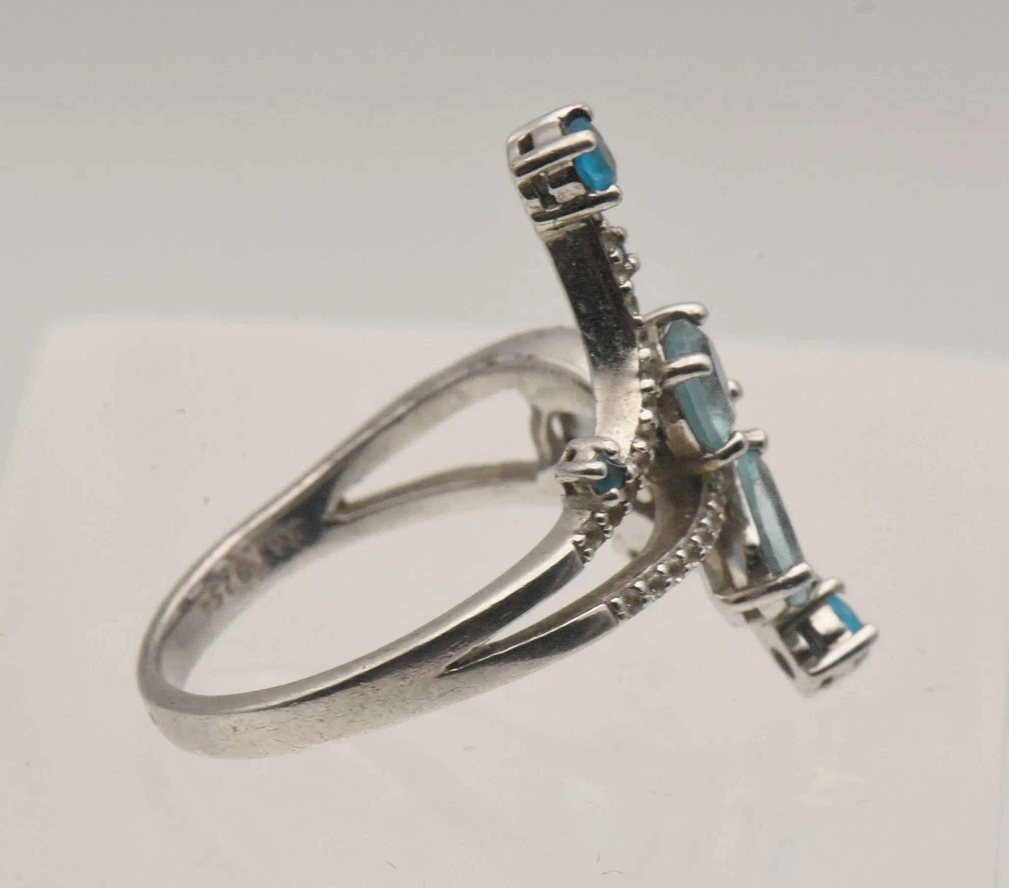 Vintage Sterling Silver Finger Ring with Blue Gemstones - Size 8.75