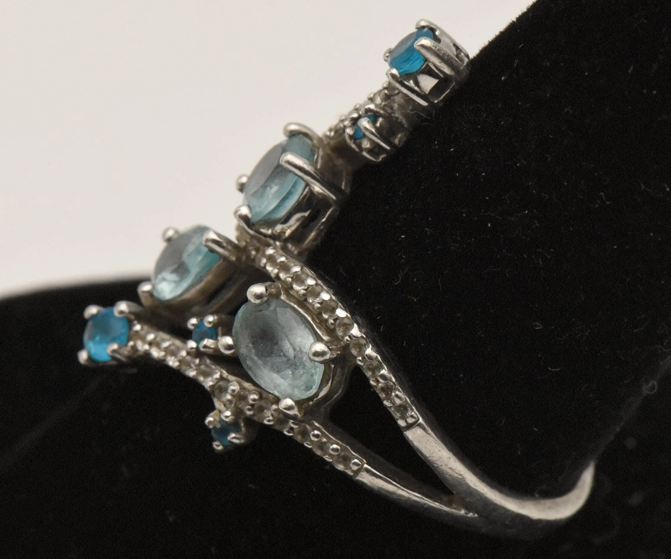 Vintage Sterling Silver Finger Ring with Blue Gemstones - Size 8.75